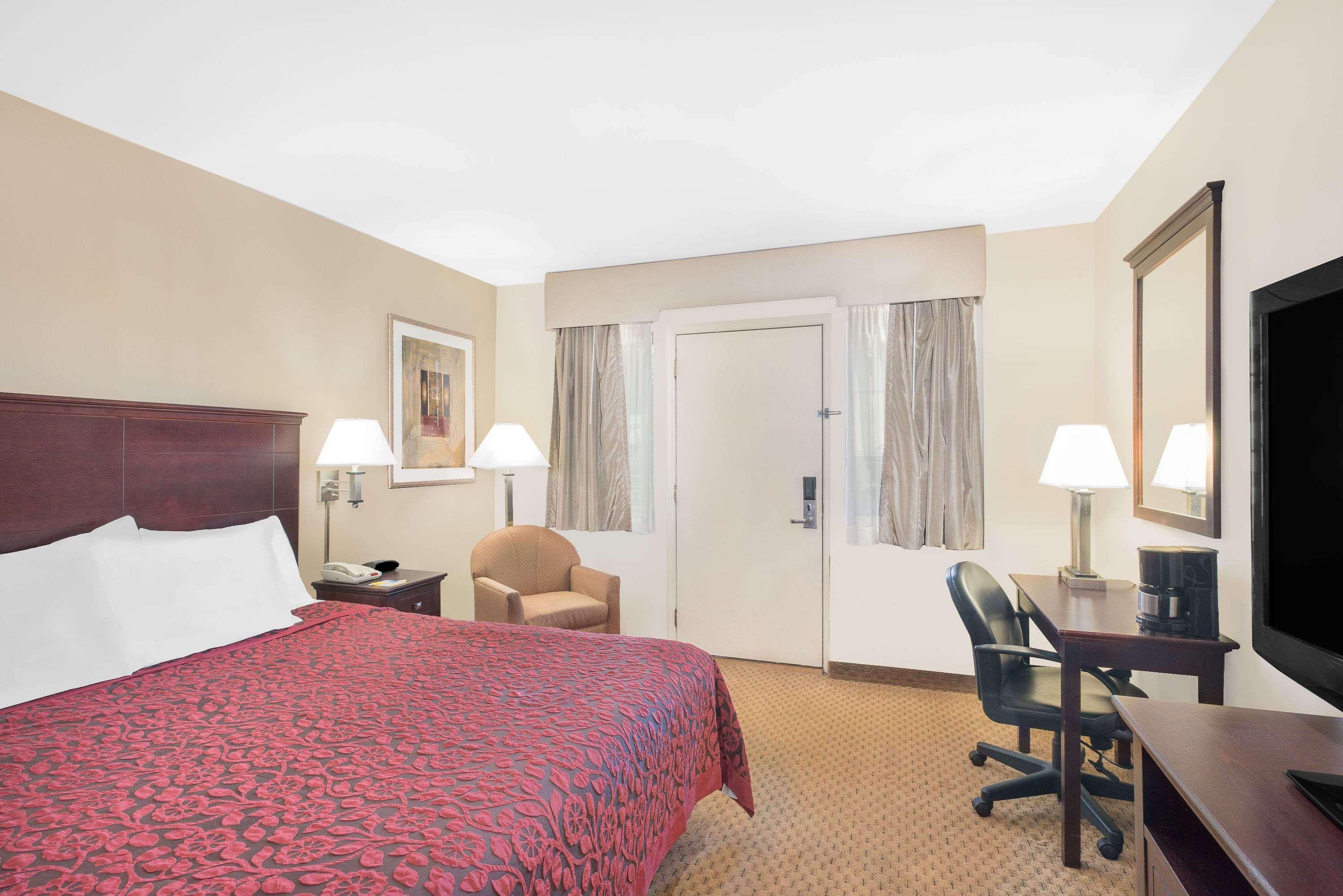 Days Inn By Wyndham Springfield/Phil.Intl Airport Extérieur photo