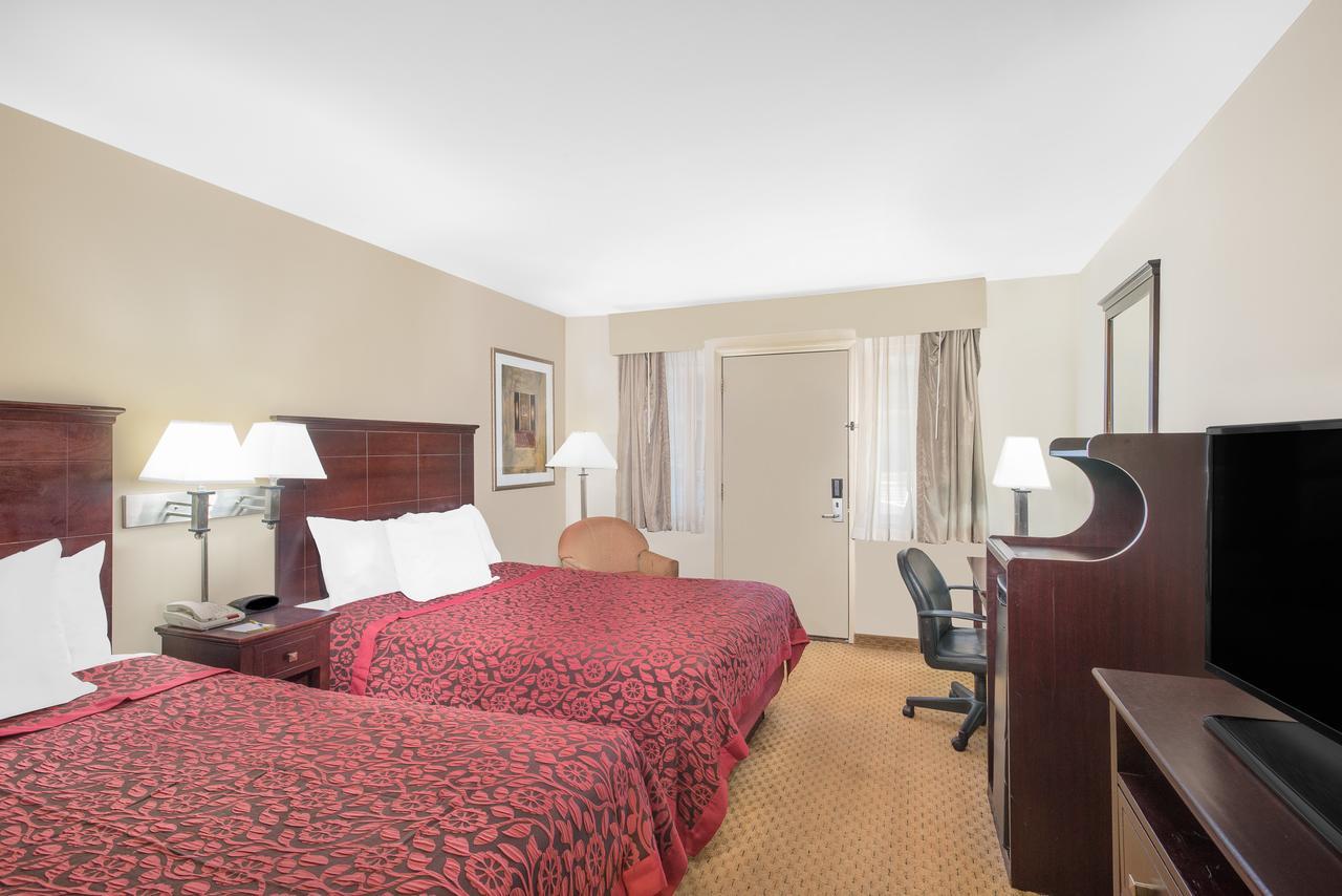Days Inn By Wyndham Springfield/Phil.Intl Airport Extérieur photo