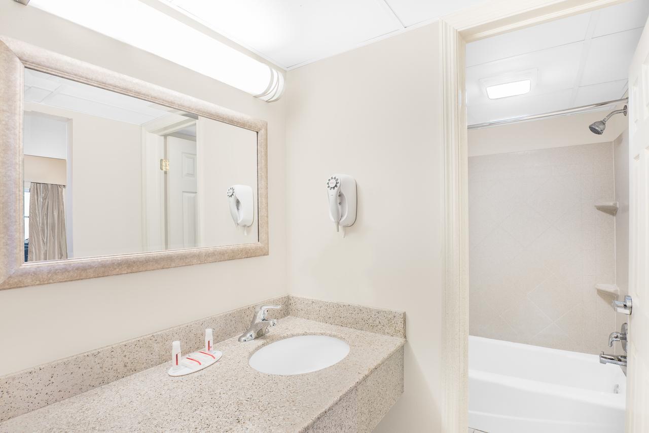 Days Inn By Wyndham Springfield/Phil.Intl Airport Extérieur photo