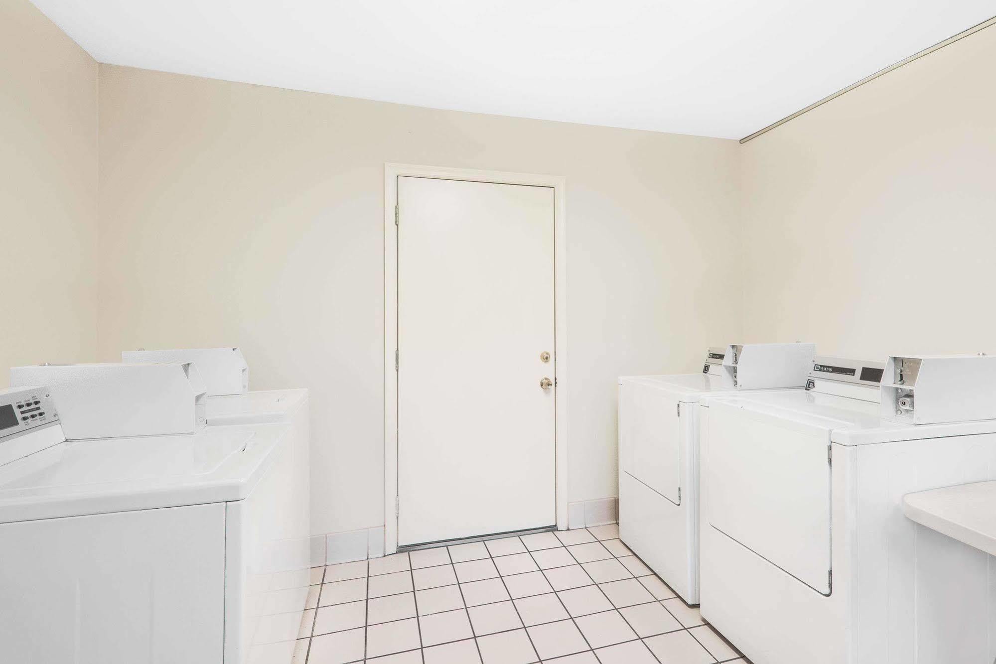 Days Inn By Wyndham Springfield/Phil.Intl Airport Extérieur photo